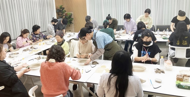 “도서관에서 빚어내는 힐링과 창작의 시간”... 광주여대 도서관, 지역주민 초청 도자기 클래스 성료
