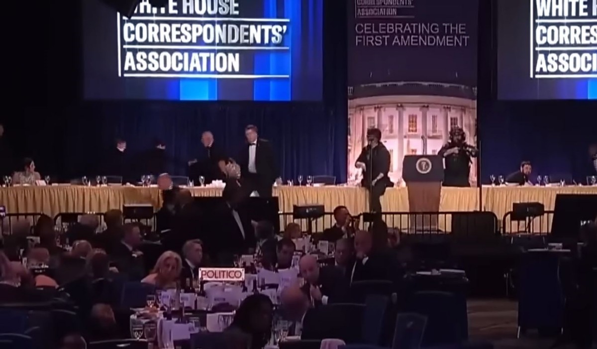 총격 당시 경호원들의 호위를 받으며 행사장을 빠져나가는 트럼프 미국 대통령. / CBS News 보도화면 캡처