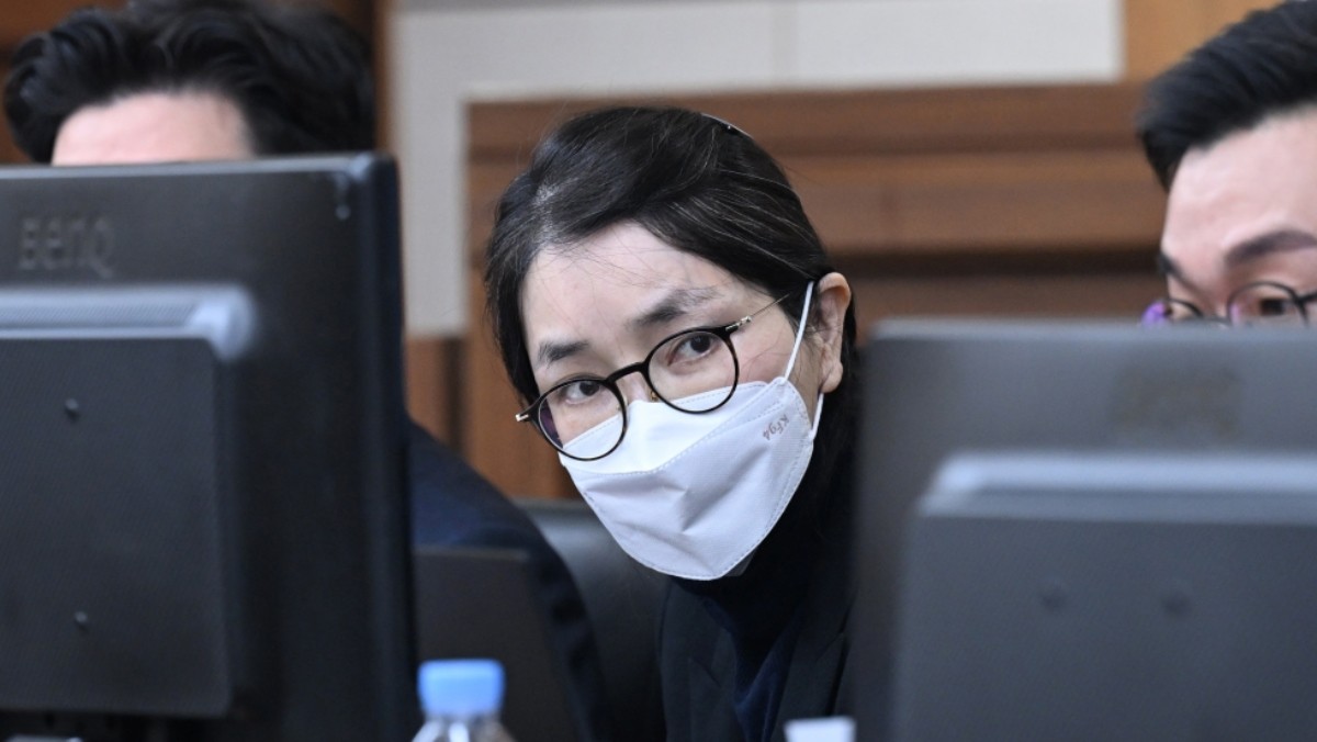 도이치모터스 주가조작과 명태균 공천개입, 통일교 청탁·뇌물 수수 의혹 혐의 등으로 구속기소 된 김건희 씨가 3일 서울 서초구 서울중앙지방법원에서 열린 자본시장법 위반 혐의 결심 공판에 출석하고 있다. / 뉴스1