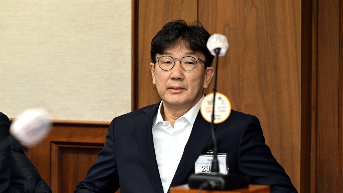 권성동 국민의힘 의원이 지난해 11월 서울 서초동 서울중앙지법에서 통일교로부터 불법 정치자금을 수수한 혐의 사건 1차 공판에 출석해 자리에 앉아 있다. / 뉴스