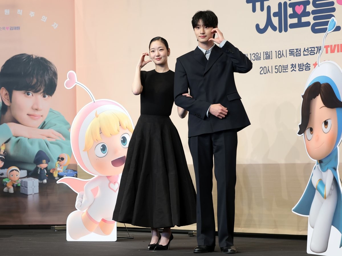 지난 4월 진행된 '유미의 세포들' 제작발표회 참석한 김고은과 김재원 / 뉴스1