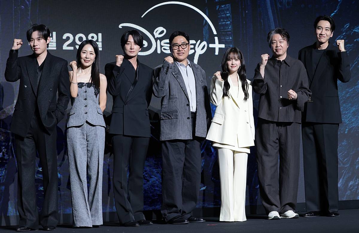 배우 김성철(왼쪽부터)과 문정희, 이현욱, 김성훈 감독, 박보영, 김희원, 이광수가 지난 27일 오전 서울 영등포구 콘래드 서울 호텔에서 디즈니+ 오리지널 시리즈 ‘골드랜드’(극본 황조윤/연출 김성훈) 제작발표회에서 포즈를 취하고 있다. ‘골드랜드’는 밀수 조직의 1500억 금괴를 손에 넣은 희주(박보영 분)가 탐욕과 배신이 뒤엉킨 아수라장 속에서 금을 독차지하기 위해 사투를 벌이는 생존 스릴러다 / 뉴스1