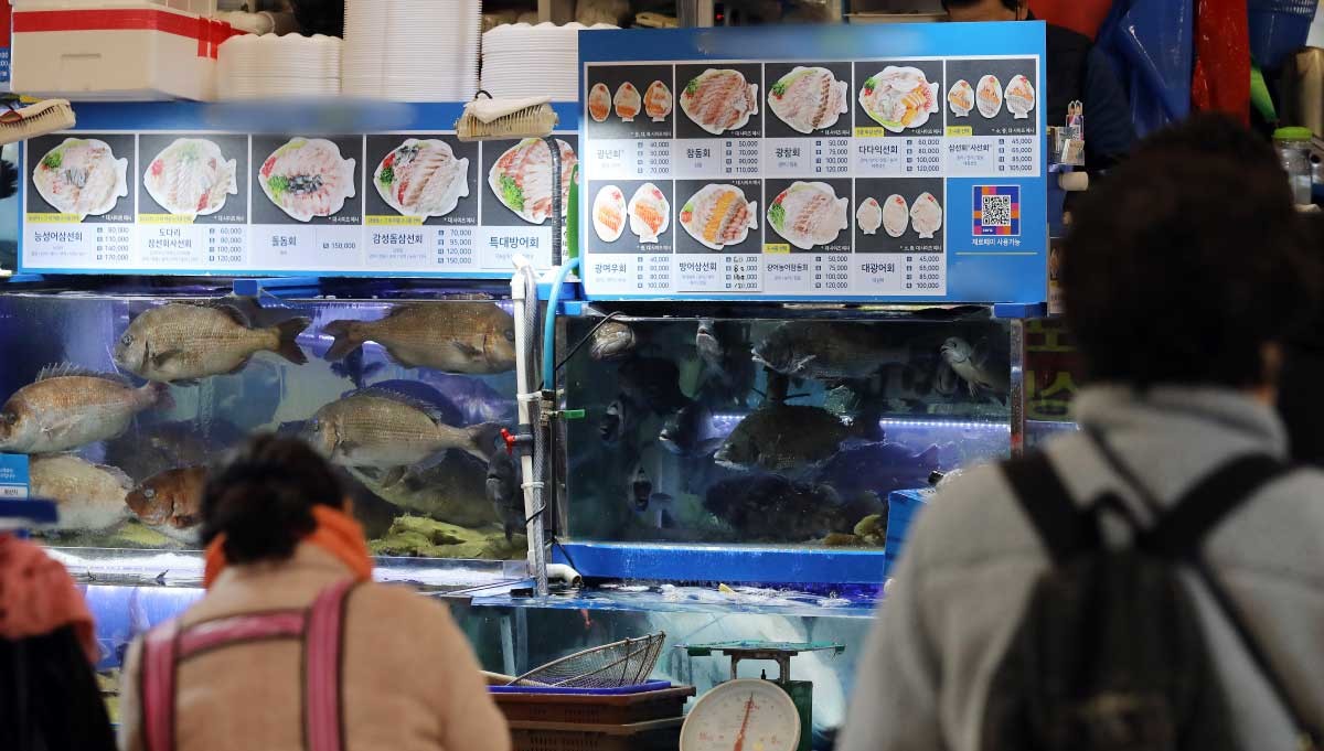 서울 동작구 노량진 수산시장 내 활어매장에 붙은 메뉴판. / 뉴스1