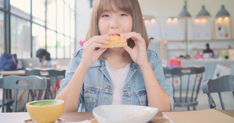 카페에서 혼자 식사를 즐기는 여성의 모습. 혼밥 문화가 확산되면서 식당뿐만 아니라 카페에서도 자연스럽게 혼자 식사를 하는 풍경이 점점 익숙해지고 있다. / 셔터스톡