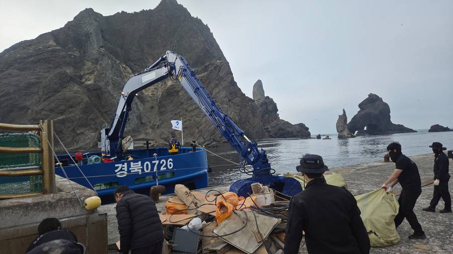 '독도 해양환경 오염'에 경북도, 해양환경정화선 긴급 투입