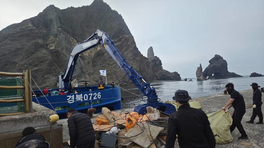 경북도가 지난 4월 27일 해양환경정화선 ‘경북0726호’를 독도와 울릉도 해역에 긴급 투입해 해양쓰레기 수거 활동을 실시하고 있다/경북도