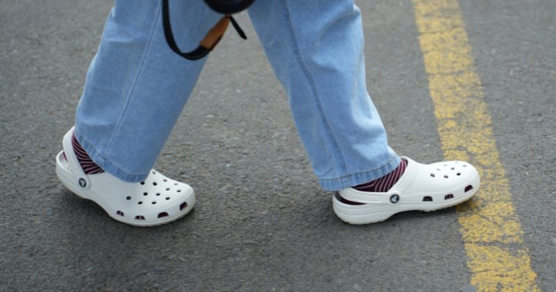 편안한 여성용 크로크 샌들. 흰색 크로크 슬리퍼 / 셔터스톡