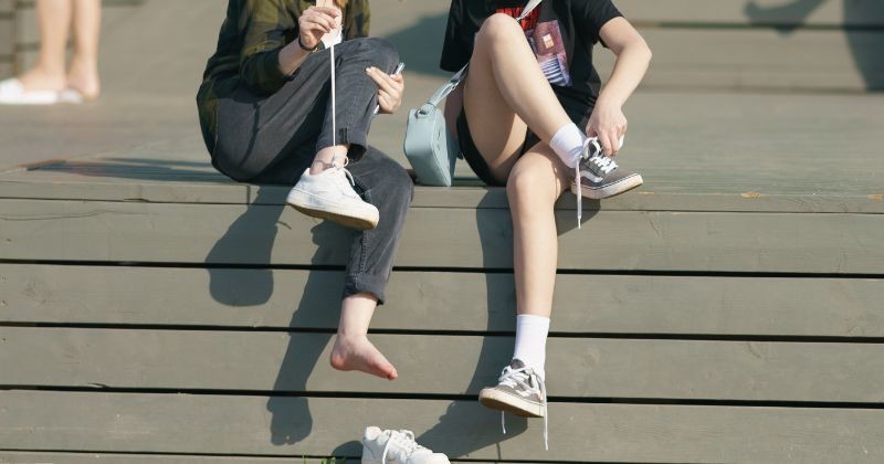 공원 나무 벤치에서 쉬고 있는 여성들 / 셔터스톡