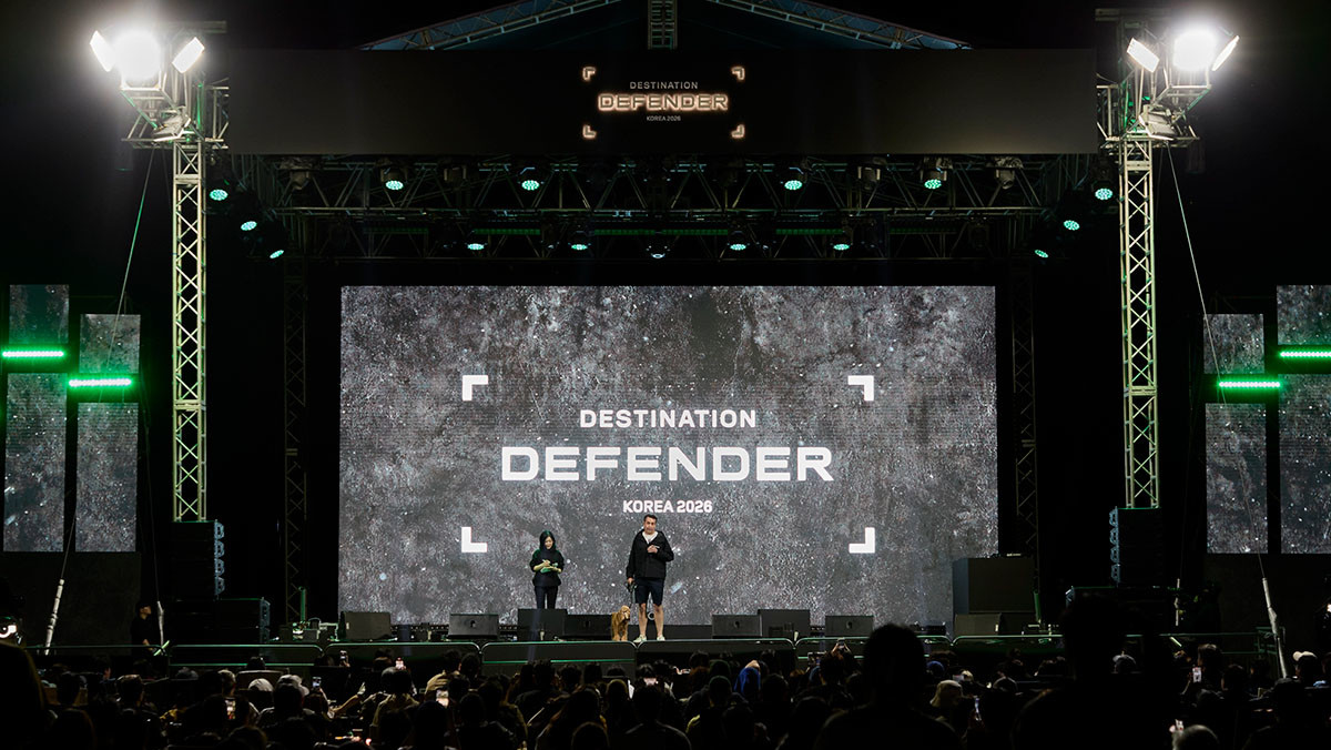 로빈 콜건 JLR 코리아 대표가 데스티네이션 디펜더 행사 메인 무대에서 환영사를 전하고 있다. / JLR 코리아