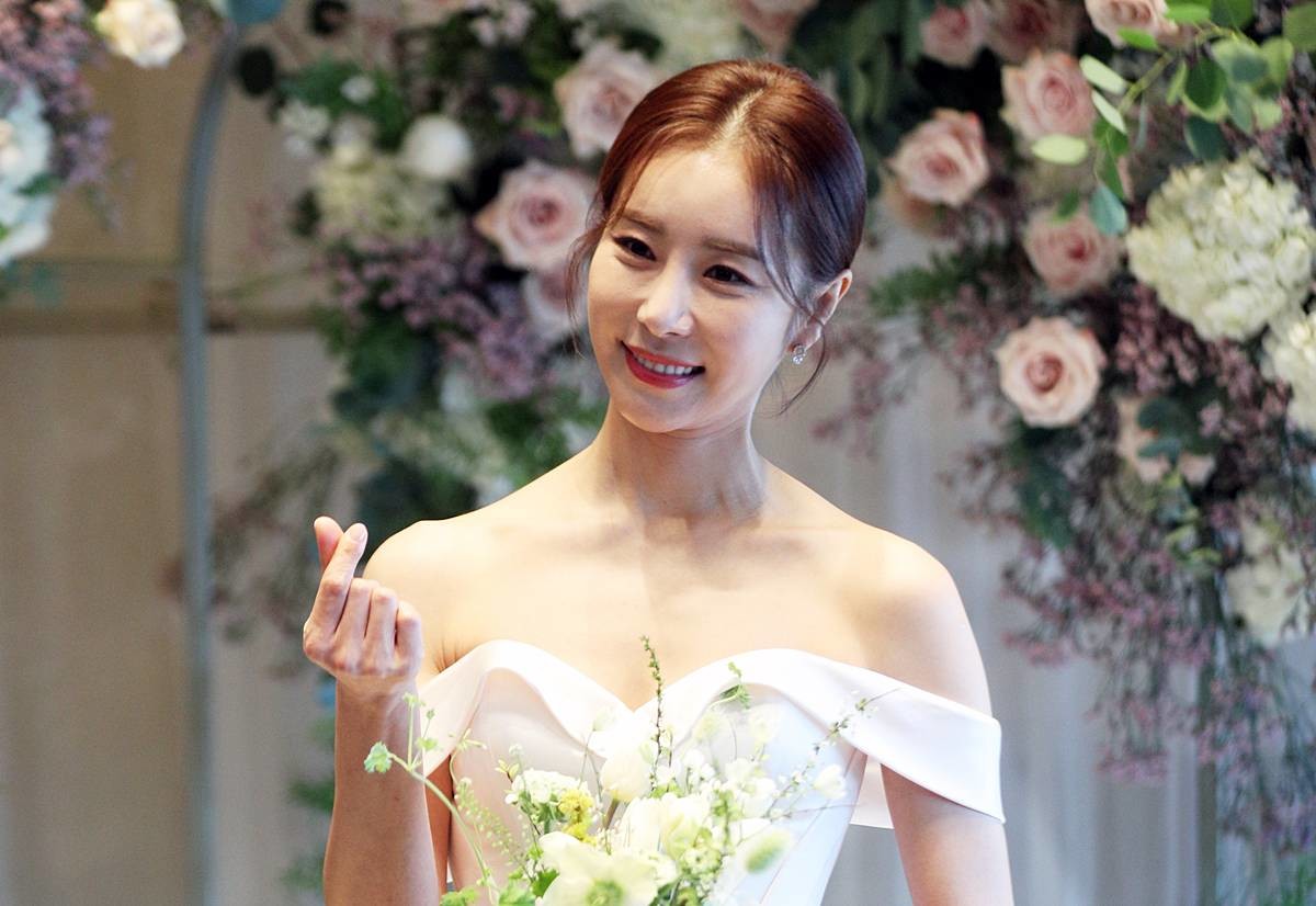 배우 한다감이 2020년 1월 5일 오후 서울 송파구 롯데월드타워 시그니엘 서울에서 열린 '결혼 기자간담회'에서 손가락 하트를 만들고 있다 / 뉴스1