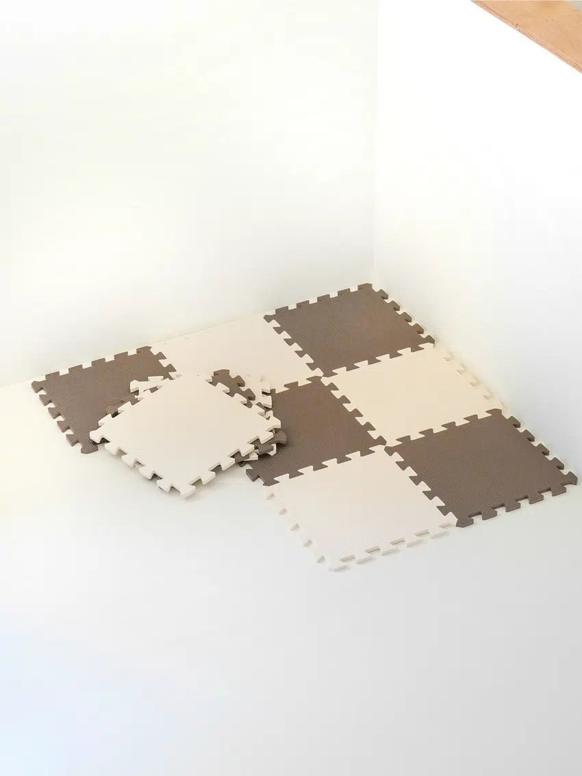 깔끔한 톤의 퍼즐 매트를 조합해 바닥에 배치한 모습. 간단하게 깔기만 해도 공간이 분리된 느낌을 주며, 미니멀하고 정돈된 인테리어 분위기를 연출할 수 있다. / 다이소 공식 홈페이지