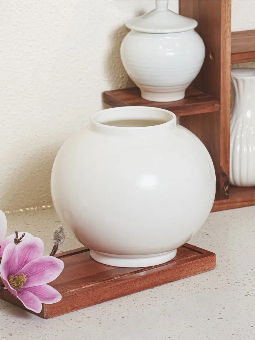 광택이 돋보이는 달 항아리 오브제가 선반 위에 놓인 모습. 단순한 형태지만 한국 전통 감성을 살려 공간에 고급스럽고 차분한 포인트를 더해준다. / 다이소 공식 홈페이지