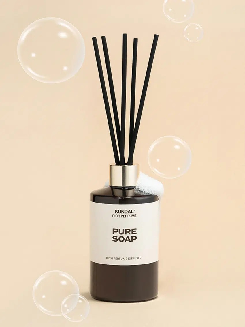 ‘퓨어솝’ 향의 디퓨저가 놓인 감성적인 연출 컷. 은은하게 퍼지는 향과 함께 공간에 깔끔하고 포근한 분위기를 더해주는 인테리어 아이템이다. / 다이소 공식 홈페이지