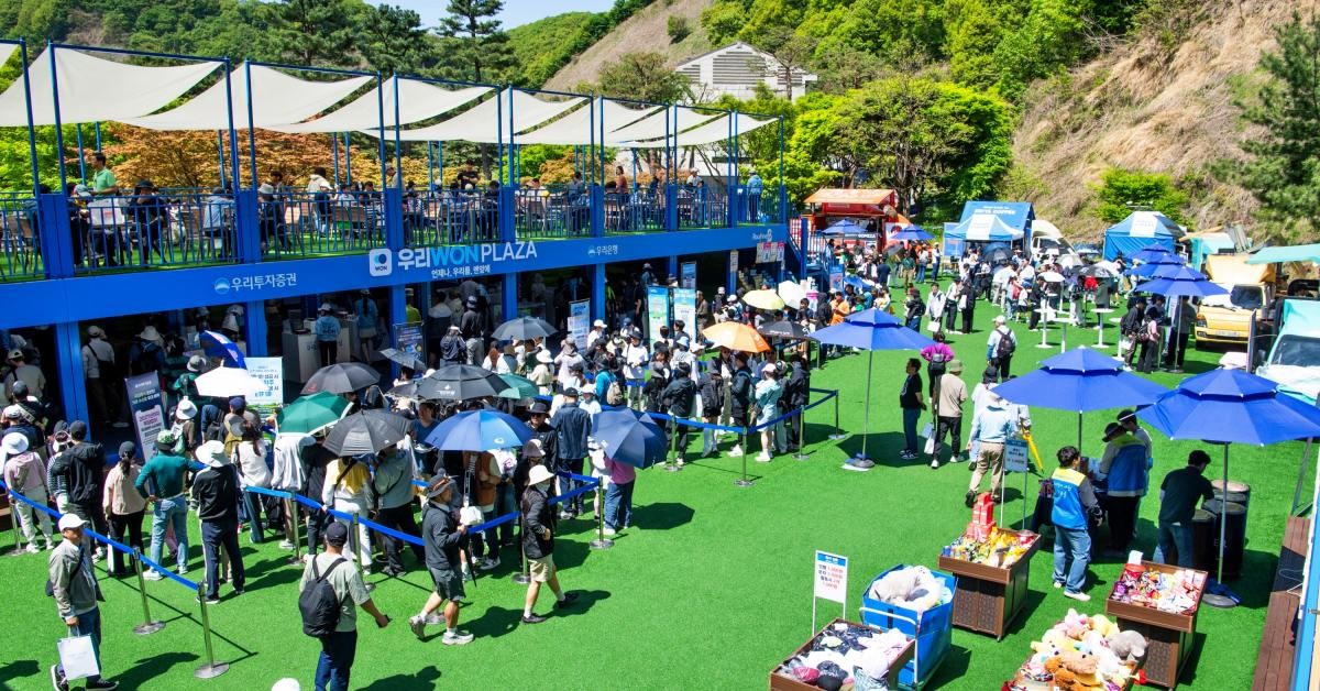 우리은행·동양생명·우리투자증권이 마련한 갤러리 플라자에서 관람객들이 체험에 참여하고 휴식을 취하며 여유로운 시간을 보내고 있다. / 우리은행