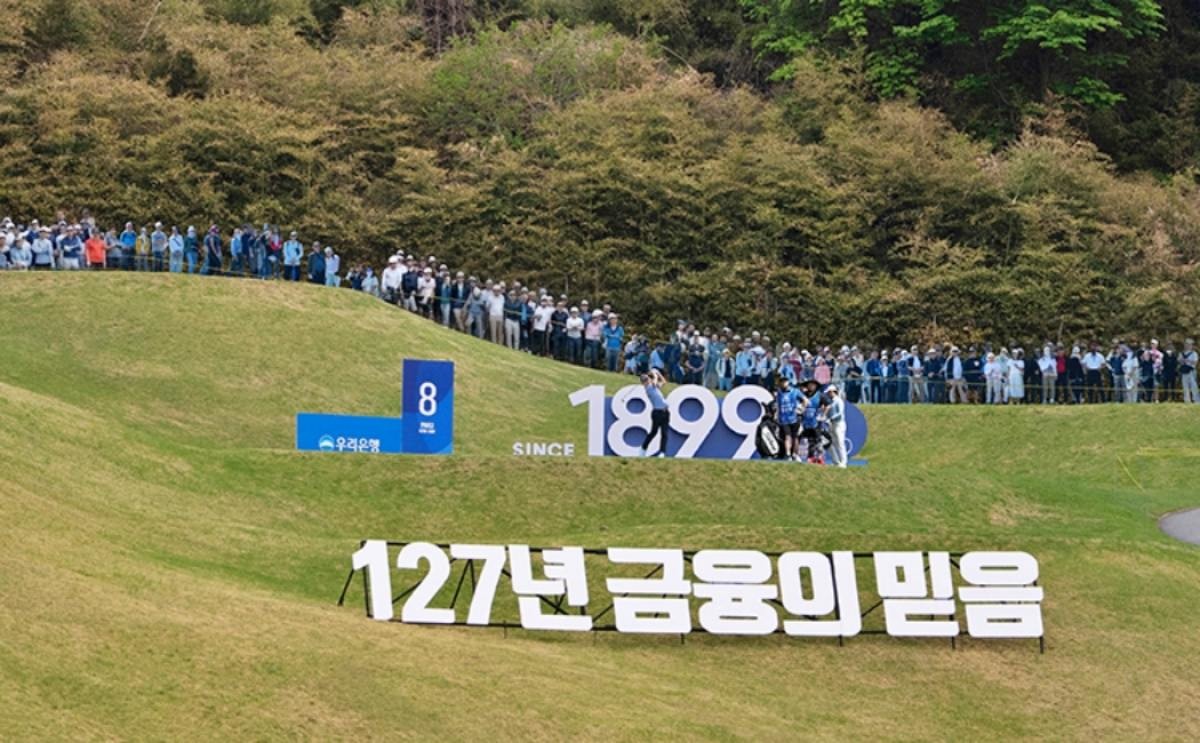 127m로 조성된 8번홀(파3)에서 선수가 아이언샷을 선보이고 있다. / 우리은행