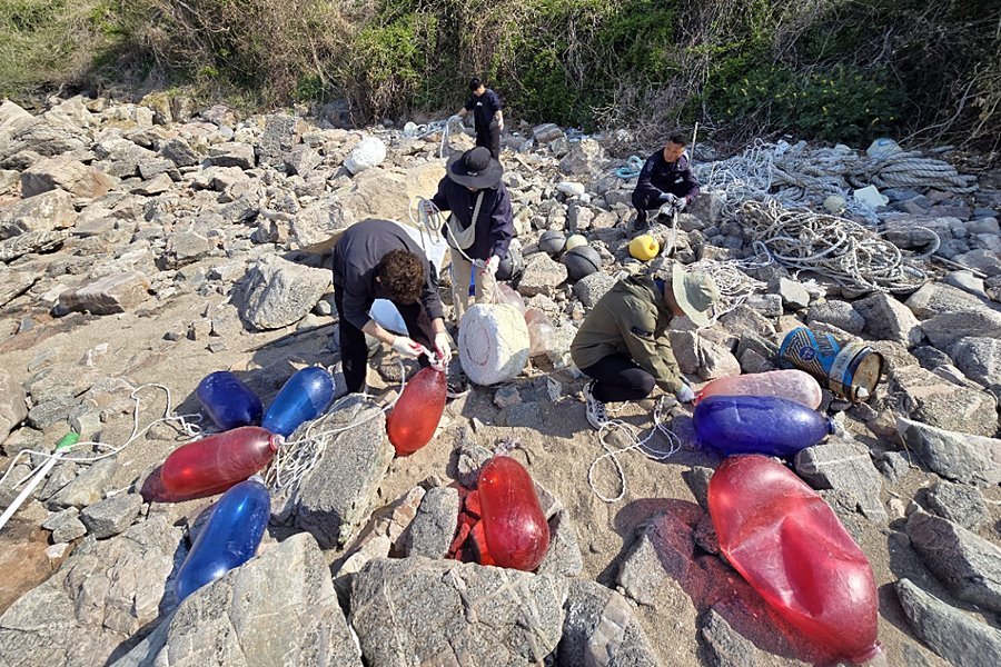 옹진군 자월면, 해안가 뒤덮은 폐기물 3톤 일제 수거