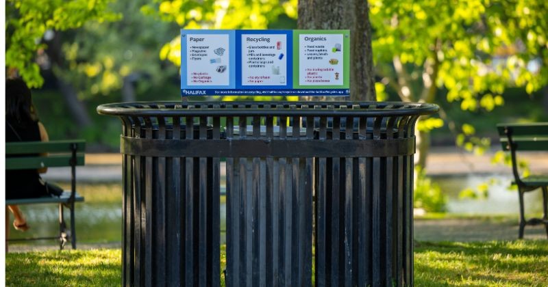 폐기물을 위한 세 개의 라벨이 붙은 재활용 통으로 환경 책임을 장려합니다 / 셔터스톡
