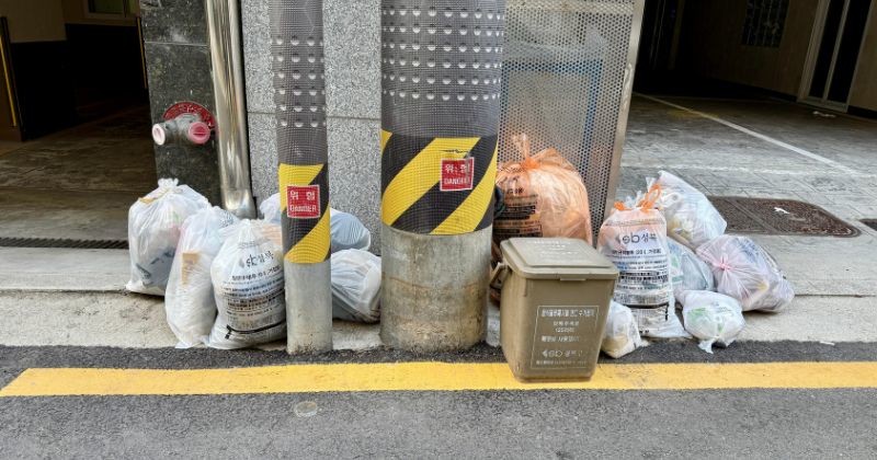 서울의 길가에서 수거된 쓰레기봉투 / 셔터스톡