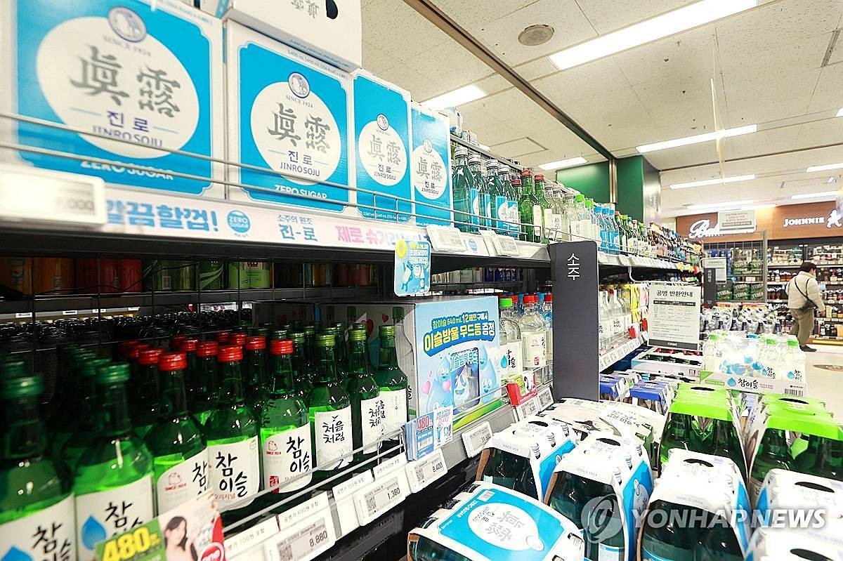 매대에 줄지어 놓인 주류 / 연합뉴스 자료사진