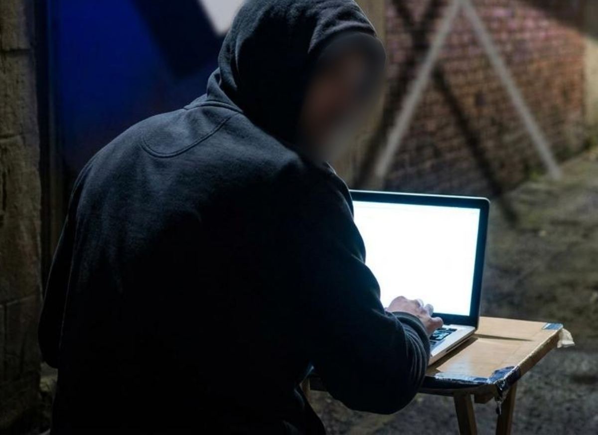 경찰 추적을 피하는 듯 주변을 경계하고 있는 불법 사이트 운영자의 모습. 기사 내용 토대로 AI툴 활용해 제작한 자료사진.