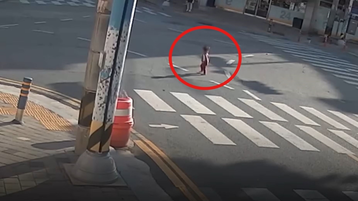 차들 사이 걷던 2살 아이…경찰이 집 찾아낸 ‘뜻밖의 방법’