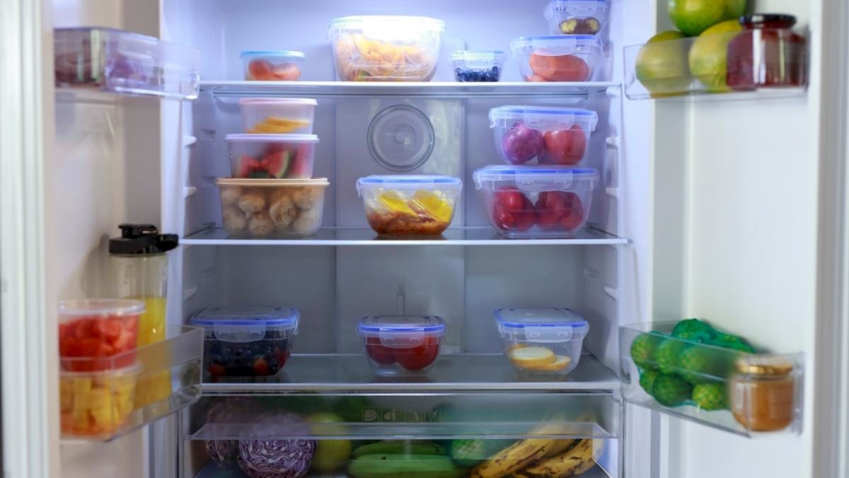 냉장고 속 다양한 음식들. / Remberto Nieves-shutterstock.com