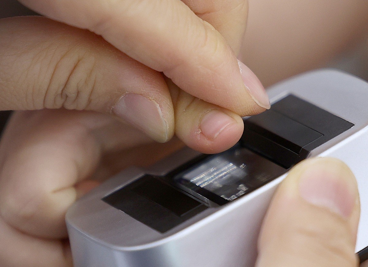 지문 사전등록은 18세 미만 아동과 지적장애인, 치매 환자의 지문과 사진, 보호자 인적사항 등을 미리 받아두는 것으로 대상자가 실종될 경우 이들 자료를 활용해 보호자를 빠르게 찾아주기 위한 제도다. / 연합뉴스