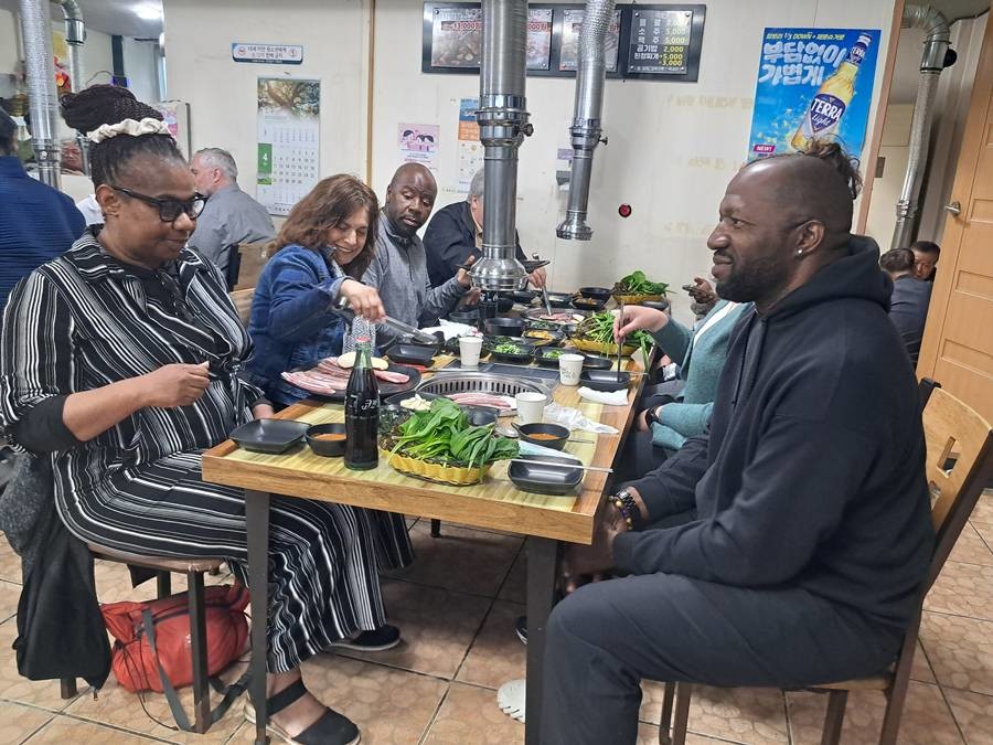 주한미군 험프리스 기지사령부 장병들이 울릉도 향토 음식을 접하고 있다/이하 울릉군