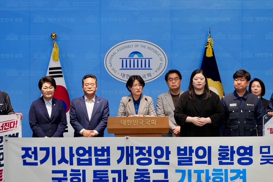 박희정 더불어민주당 포항시장 후보가 4월 28일 국회 소통관에서 기자회견을 하고 있다/박희정 제공