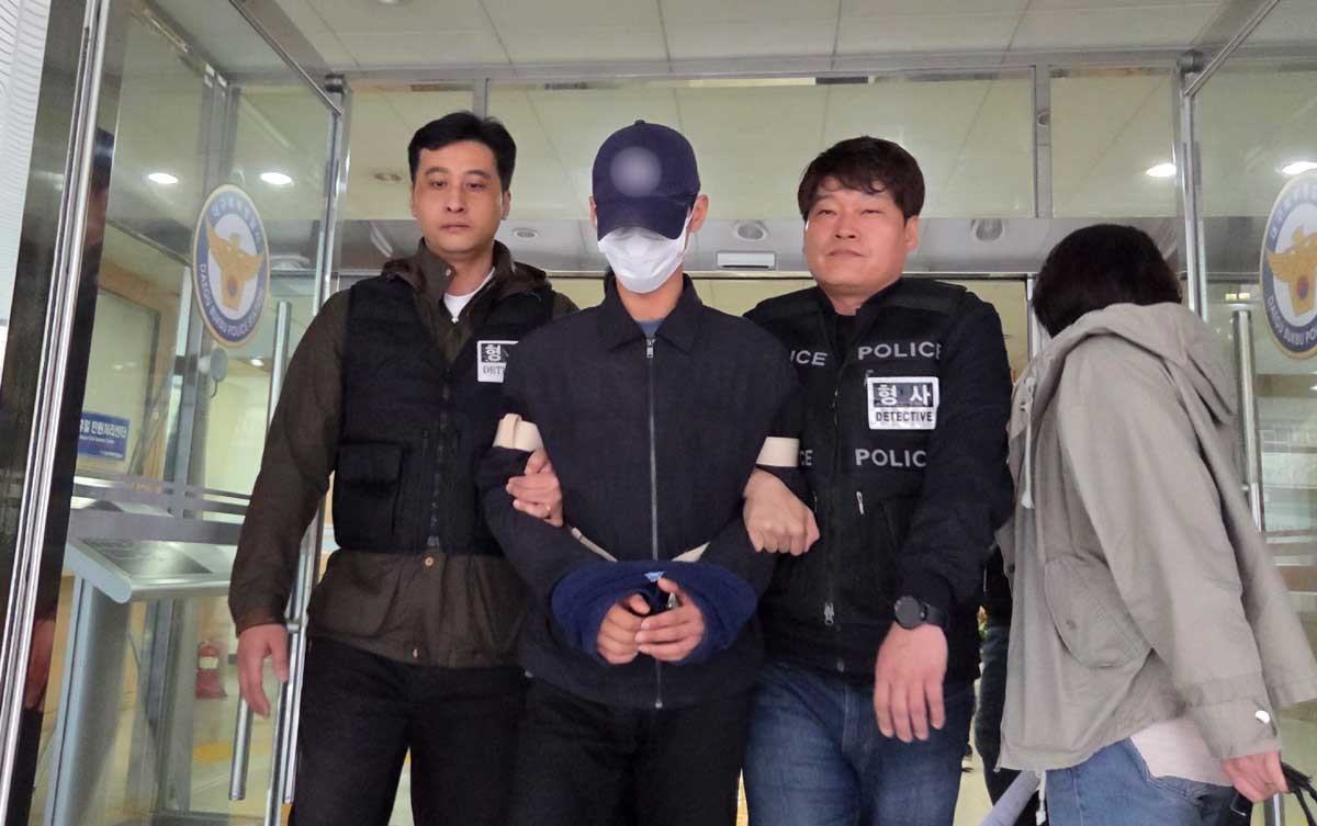 '대구 캐리어 시신 사건' 조재복 구속 송치. 9일 오전 대구 북부경찰서에서 존속살해 등의 혐의를 받는 조재복이 검찰로 구속 송치되고 있다.  / 뉴스1