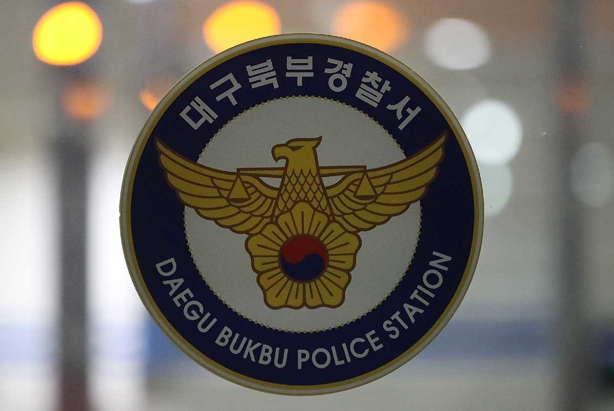 경찰 '대구 캐리어 시신 유기' 딸·사위 긴급체포. 50대 어머니 시신을 캐리어에 담아 대구 신천에 버린 20대 딸과 사위가 지난달 31일 오후 긴급체포돼 대구북부경찰서에서 조사받는 것으로 알려졌다. / 뉴스1