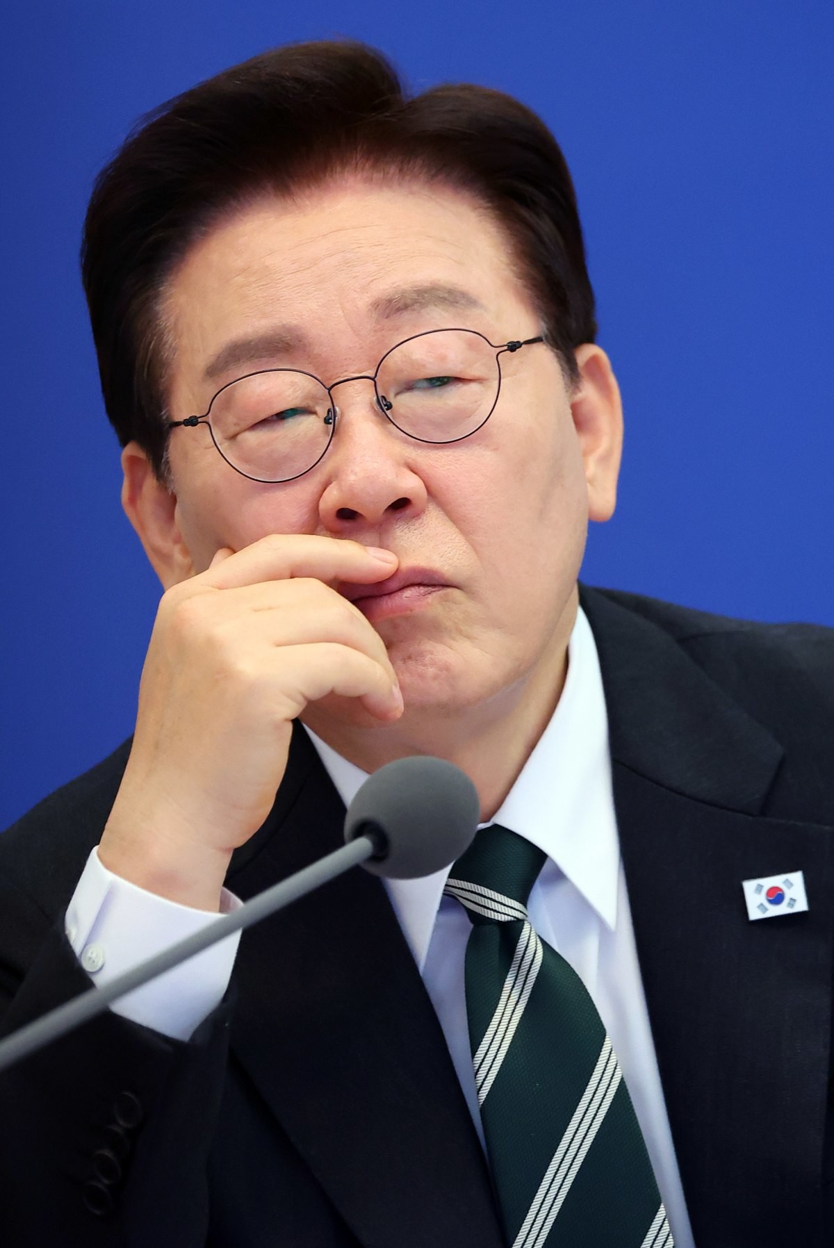 이재명 대통령이 28일 청와대에서 열린 제18회 국무회의 겸 제6차 비상경제점검회의에서 발언을 경청하고 있다. / 뉴스1