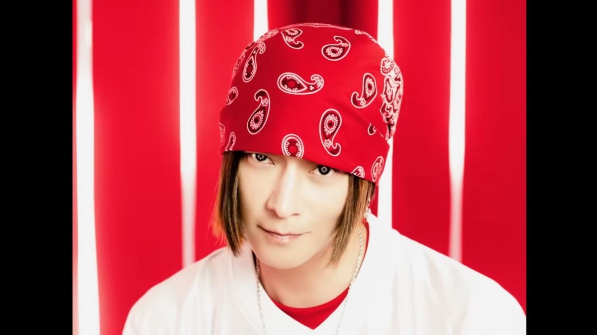 영화 '와이드 씽'에 등장하는 그룹 트라이앵글 'Love is' 뮤직비디오 장면 중 일부. / 유튜브 '롯데엔터테인먼트'