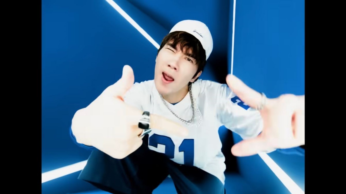 영화 '와이드 씽'에 등장하는 그룹 트라이앵글 'Love is' 뮤직비디오 장면 중 일부. / 유튜브 '롯데엔터테인먼트'