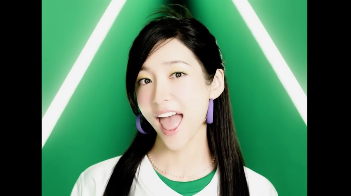 영화 '와이드 씽'에 등장하는 그룹 트라이앵글 'Love is' 뮤직비디오 장면 중 일부. / 유튜브 '롯데엔터테인먼트'