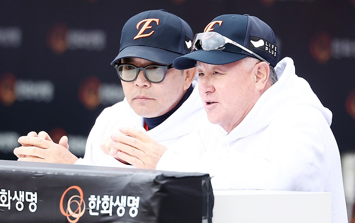 한화 이글스 양상문 투수코치(왼쪽)와 김경문 감독 모습. 기사 이해를 돕기 위한 자료 사진.     한화 이글스 구단은 28일 양상문 투수코치가 김경문 감독과의 면담에서 건강상의 사유로 엔트리 말소를 요청했다고 전했다. 이에 따라 양상문 투수코치는 건강상의 이유로 당분간 쉰다. 대신 한화 이글스 퓨처스(2군)팀에 있던 박승민 투수 코디네이터가 1군에 합류해 양상문 투수코치를 대신해 28일 SSG 랜더스와의 경기부터 투수코치로 활동할 계획이라고 한화 이글스는 설명했다. 한화 이글스 구단은 당분간 양상문 투수코치가 팀에서 보직을 맡지 않고 휴식할 것이라고 언론에 전했다.    / 뉴스1