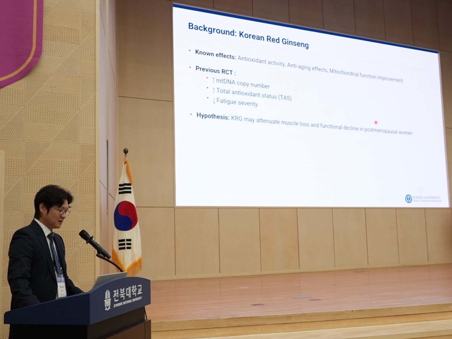 정태하 연세대학교 원주의과대학 가정의학교실 교수가 발표하고 있다. /     고려인삼학회 제공