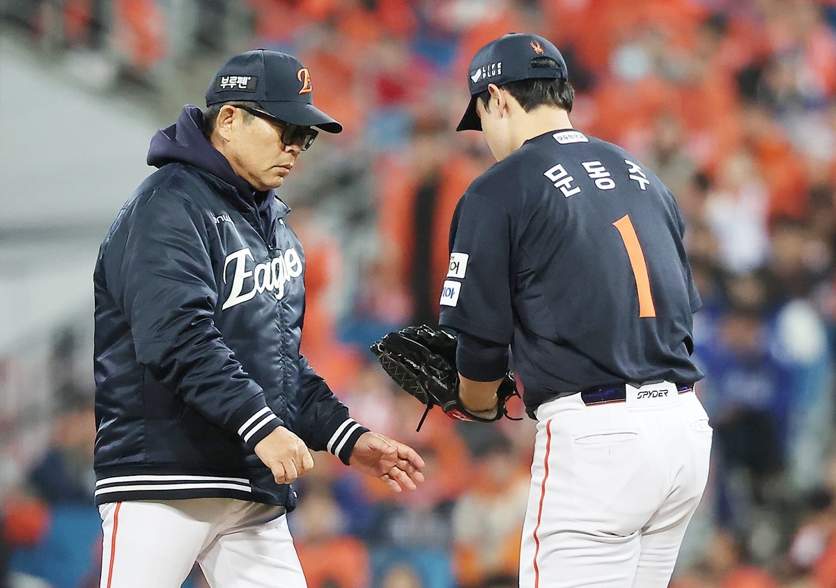 한화 이글스 양상문 투수코치 모습. 기사 이해를 돕기 위한 자료 사진. 한화 이글스 구단은 28일 양상문 투수코치가 김경문 감독과의 면담에서 건강상의 사유로 엔트리 말소를 요청했다고 전했다. 이에 따라 양상문 투수코치는 건강상의 이유로 당분간 쉰다. 대신 한화 이글스 퓨처스(2군)팀에 있던 박승민 투수 코디네이터가 1군에 합류해 양상문 투수코치를 대신해 28일 SSG 랜더스와의 경기부터 투수코치로 활동할 계획이라고 한화 이글스는 설명했다. 한화 이글스 구단은 당분간 양상문 투수코치가 팀에서 보직을 맡지 않고 휴식할 것이라고 언론에 전했다. / 뉴스1