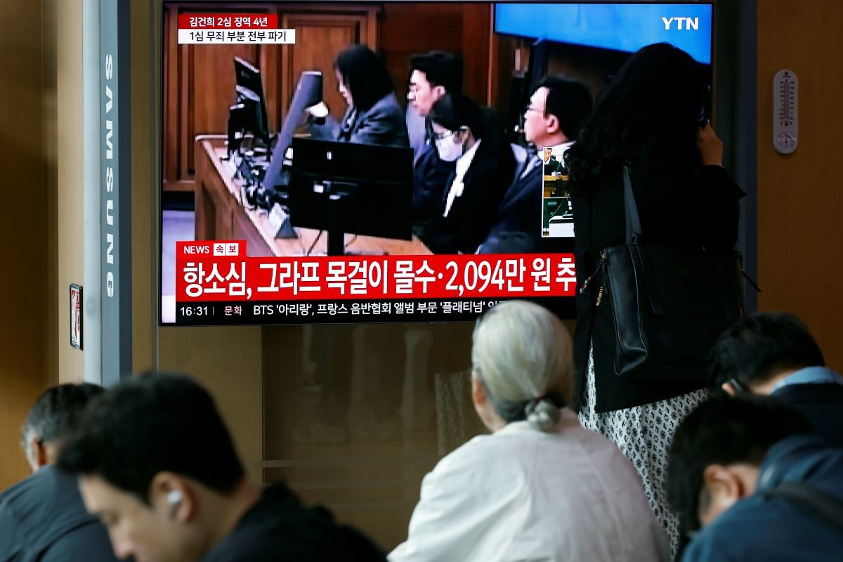 28일 오후 서울시 용산구 한강대로 서울역 대합실에서 시민들이 자본시장과 금융투자업에 관한 법률 위반, 정치자금법 위반, 특정범죄 가중처벌 등에 관한 법률 위반(알선수재) 혐의를 받는 김건희 여사의 항소심 선고공판 생중계를 지켜보고 있다.  / 뉴스1