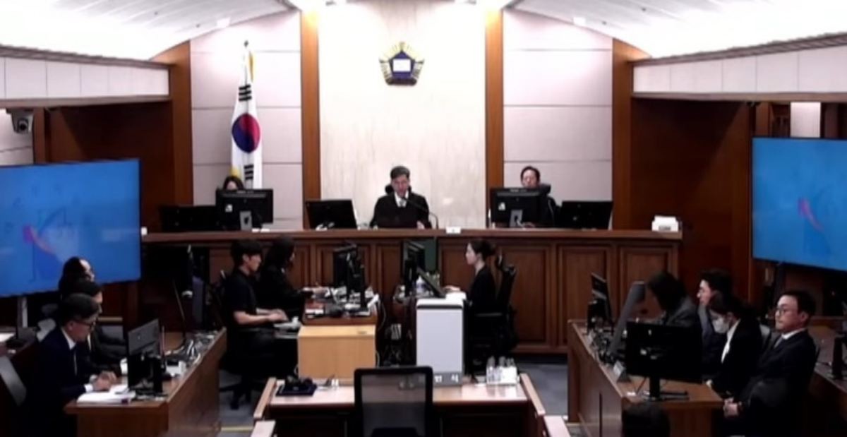 김건희 여사가 28일 오후 서울 서초구 서울고등법원에서 열린 자본시장과 금융투자업에 관한 법률 위반, 정치자금법 위반, 특정범죄 가중처벌 등에 관한 법률 위반 혐의 2심 선고 공판에서 선고를 받고 있다.  / 서울고등법원 제공-뉴스1