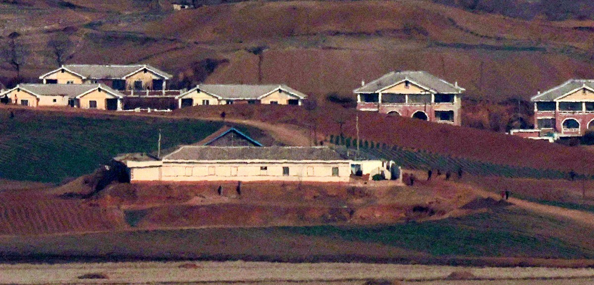 경기도 파주시 오두산통일전망대에서 바라본 북한 황해북도 개풍군 마을 전경 / 뉴스1