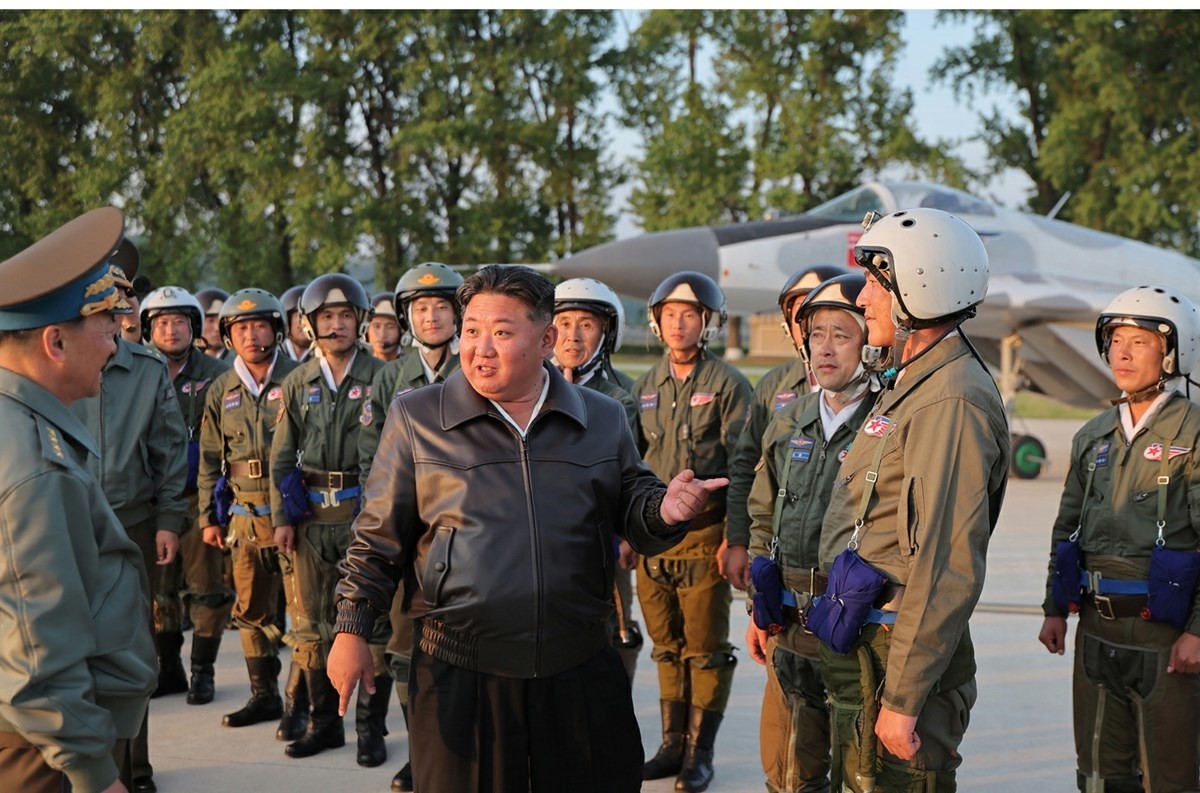 조선인민군 근위 제1공군사단 관하 비행연대를 방문한 김정은 북한 국무위원장 / 평양 노동신문=뉴스1
