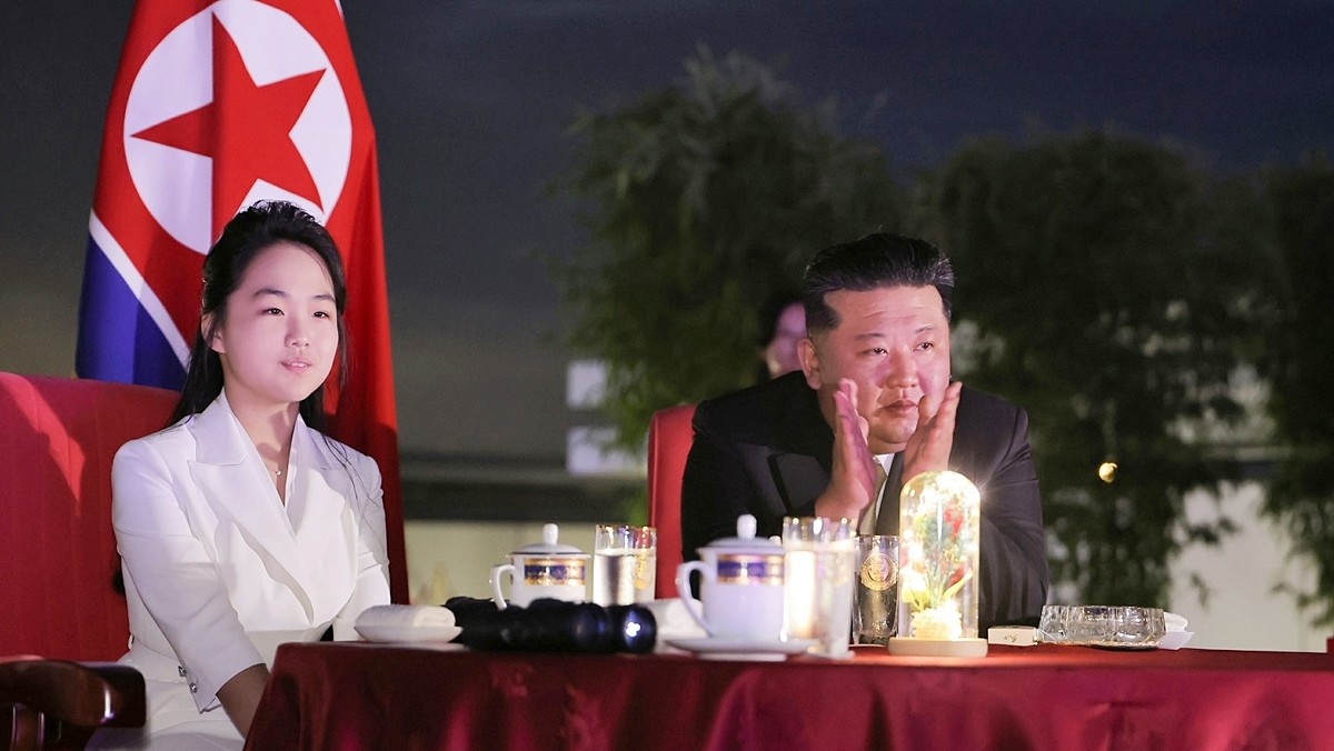 딸 김주애와 함께 공연을 관람하는 북한 김정은 북한 국무위원장 / 평양 노동신문=뉴스1