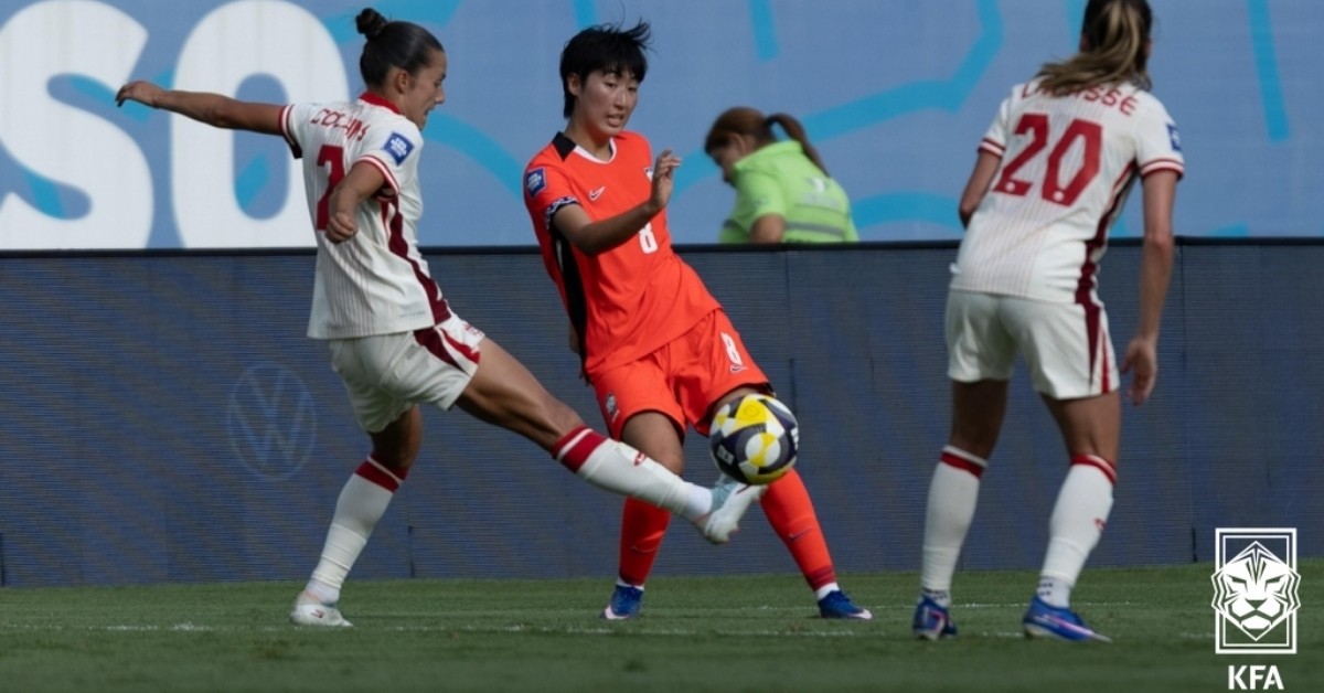 김신지(레인저스)가 '여자 스코티시 프리미어리그(SWPL) 올해의 팀'에 선정됐다. 사진은 여자축구대표팀 김신지가 지난 14일(현지 시각) 브라질 쿠이아바 아레나 판타날에서 열린 'FIFA 시리즈 2026' 2차전 캐나다와의 경기에서 상대 선수와 볼 경합을 하고 있다.  / 뉴스1-대한축구협회 제공