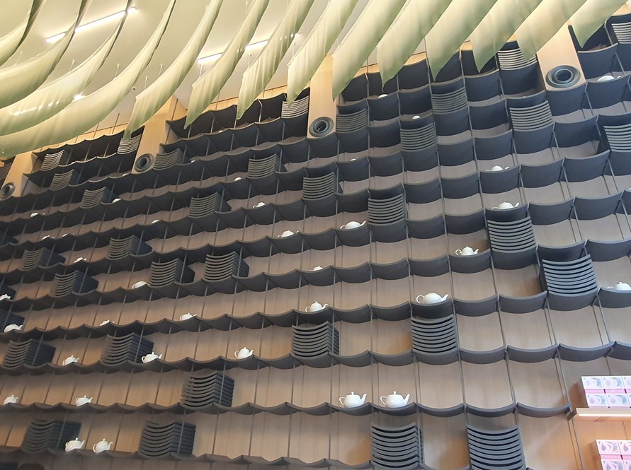 차지 강남 플래그십 스토어 벽면. 한국의 처마와 기와에 영감받은 요소가 있다. / 촬영 = 위키트리