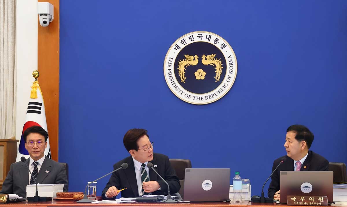 이재명 대통령과 구윤철 부총리 겸 재정경제부 장관이 28일 청와대에서 열린 제18회 국무회의 겸 제6차 비상경제점검회의에서 대화를 하고 있다. / 뉴스1