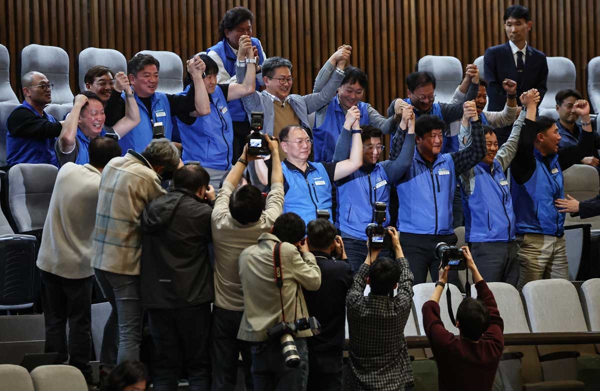 지난달 31일 서울 여의도 국회에서 열린 제433회국회(임시회) 제3차 본회의에서 공휴일에 관한 법률 일부개정법률안(대안)이 통과되자 대한민국공무원노동조합총연맹 조합원들이 기뻐하고 있다. / 뉴스1