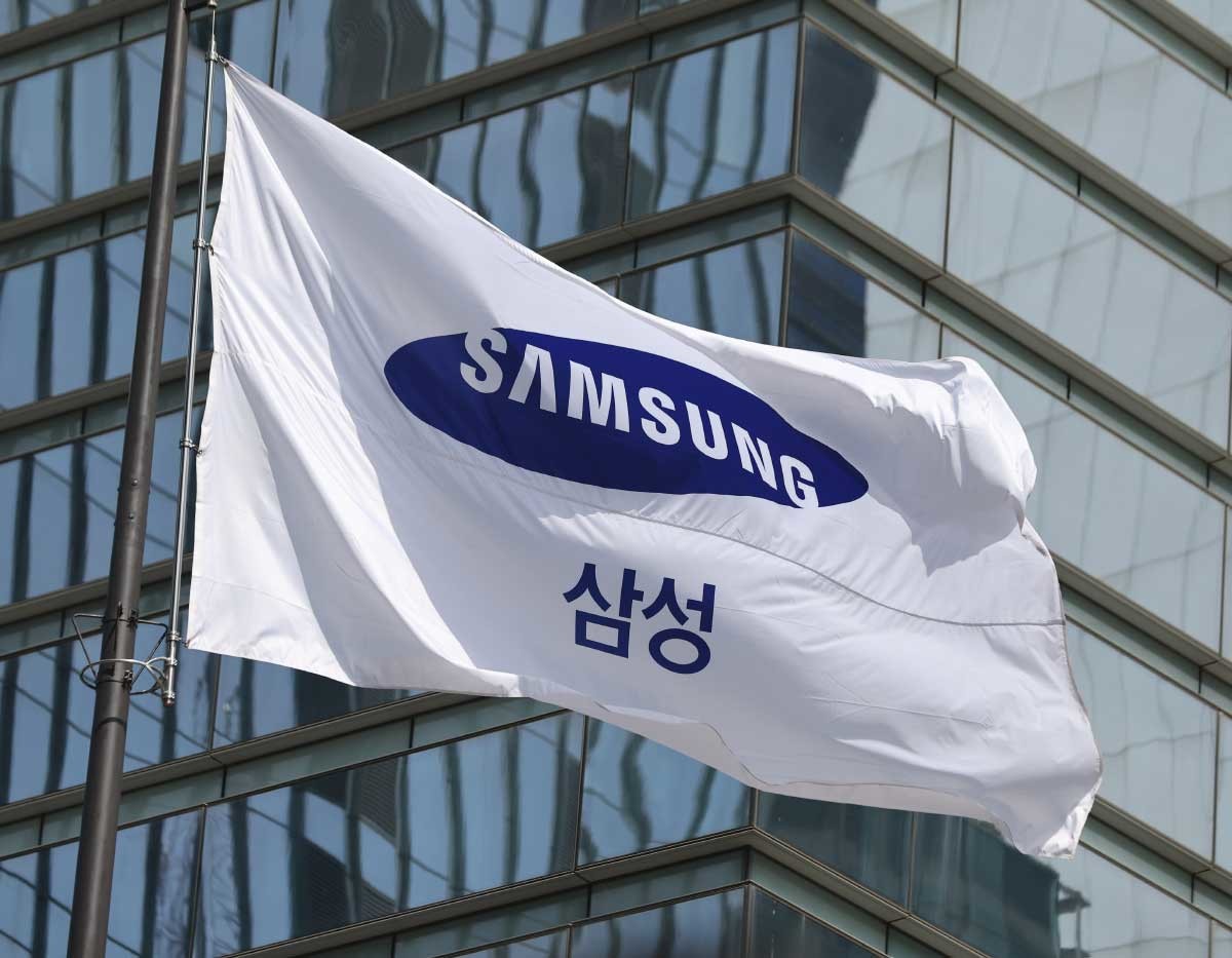 서울 서초구 삼성전자 본사에 사기가 펄럭이고 있다. / 뉴스1
