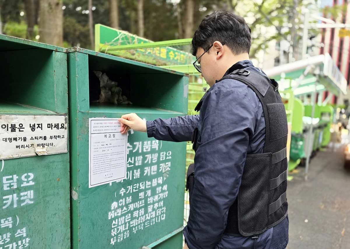 제주시의 한 불법 의류수거함에 붙여지는 철거 계고장. / 뉴스1, 제주시