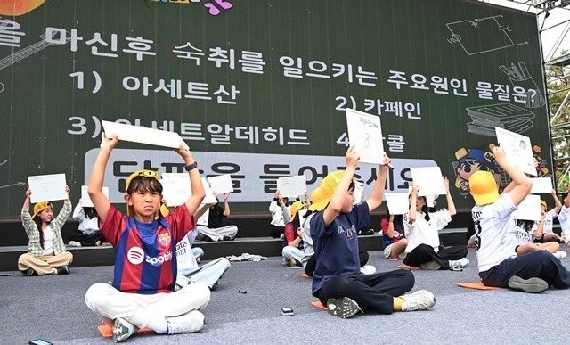 함평군 보건소가 제28회 함평 나비대축제를 맞아 특별 행사로 마련한 ‘건강 업(UP) 골든벨을 울려라’가 지역 초등학생들의 뜨거운 열기와 참여 속에 열렸다. / 노해섭 기자